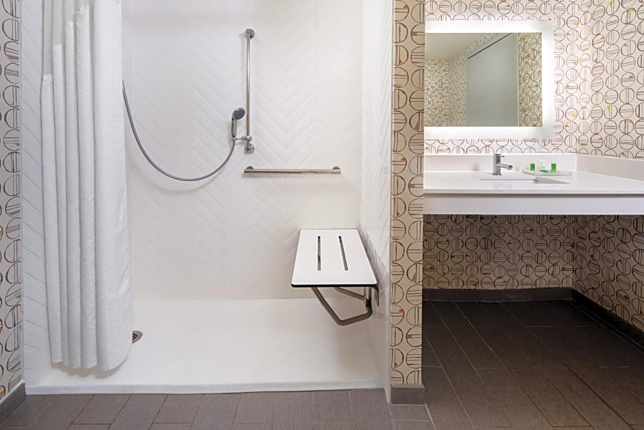 Holiday Inn Express & Suites Charlottesville, an IHG Hotel