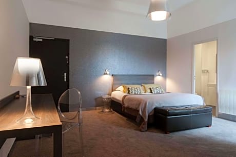 1 Queen Bed Non-Smoking Superior Room Larger Room Flat Screen TV Italian Shower Courtesy Tray