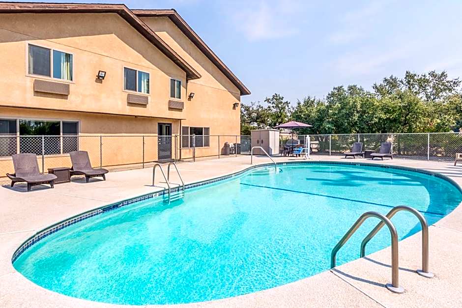 Super 8 by Wyndham Redding