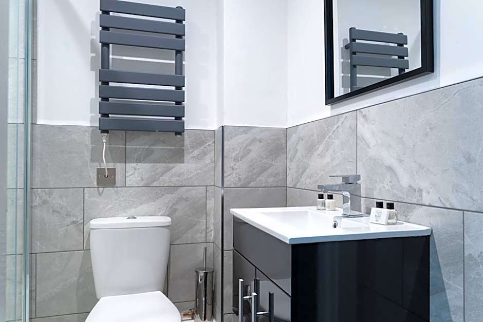 Studio & 1 Bedroom Apartments - PE1 - Contractor Friendly - Free Parking - Sofa Beds - Sky TV - Full Kitchen - Washer Dryer - WiFi