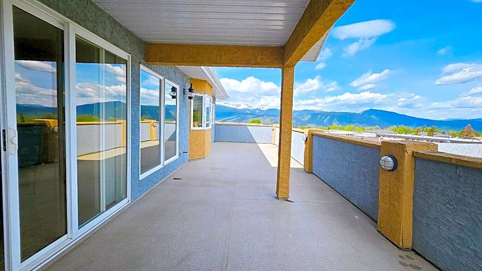 Misty Mountain Inn & Suites