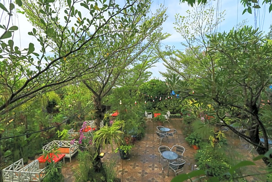 Labuana Homestay and Cafe Garden Makassar by ZUZU