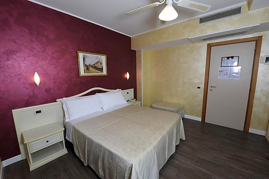 Photo 1 sur 6 de Triple Room