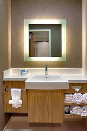 Queen Suite with Two Queen Beds, Bathtub and Trundle Sofa - Mobility Access