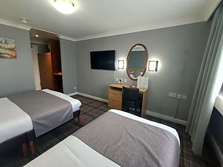 Family Room (2 Adults + 1 Child)