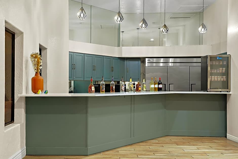 La Fuente Inn & Suites