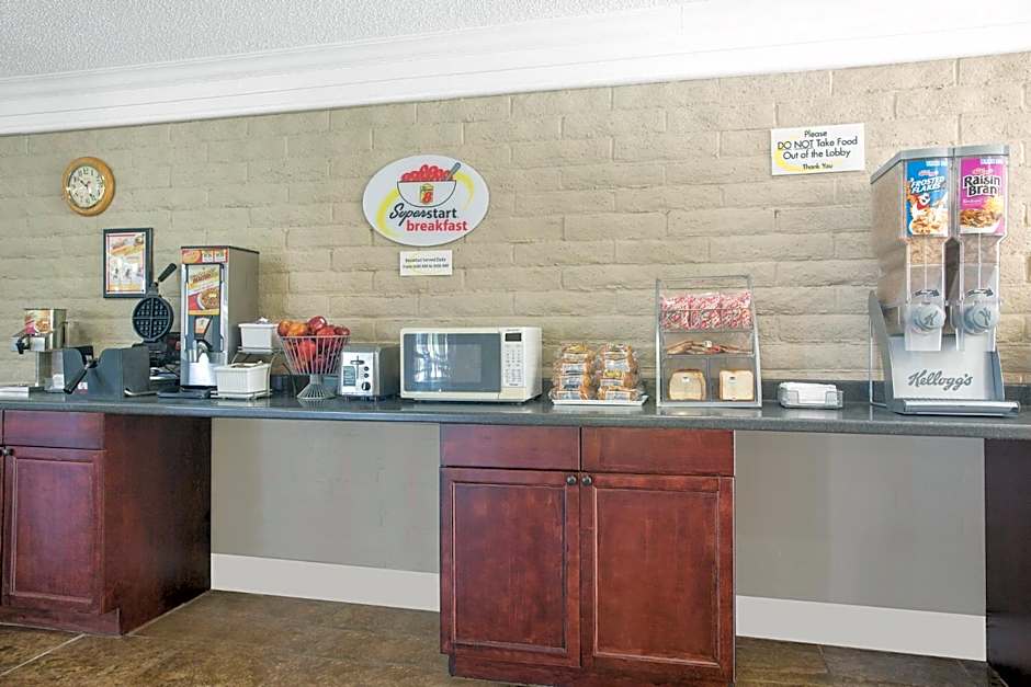 Super 8 by Wyndham Austell/Six Flags