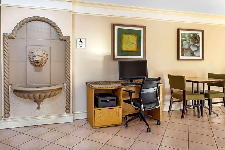 La Quinta Inn & Suites by Wyndham Tampa Bay Airport