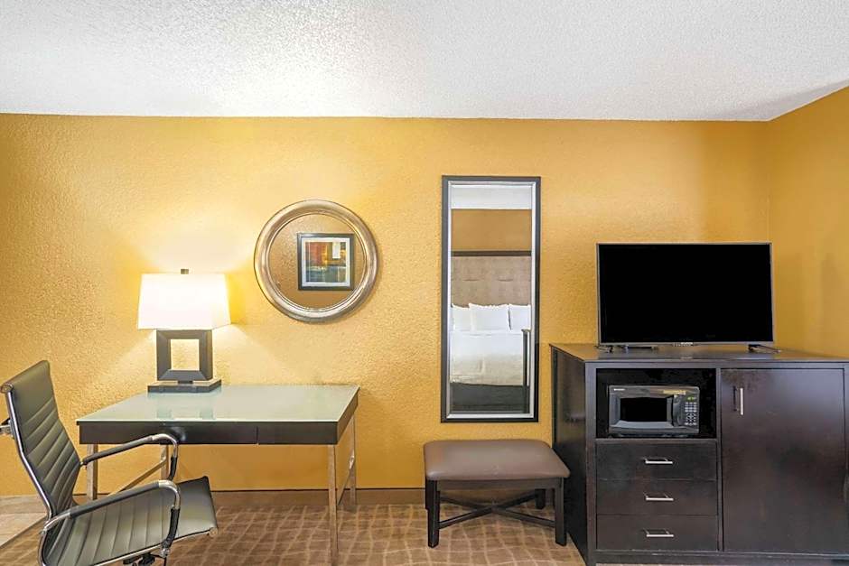 La Quinta Inn & Suites by Wyndham Hot Springs