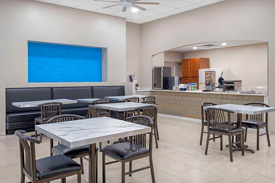 Days Inn & Suites by Wyndham Niagara Falls/Buffalo