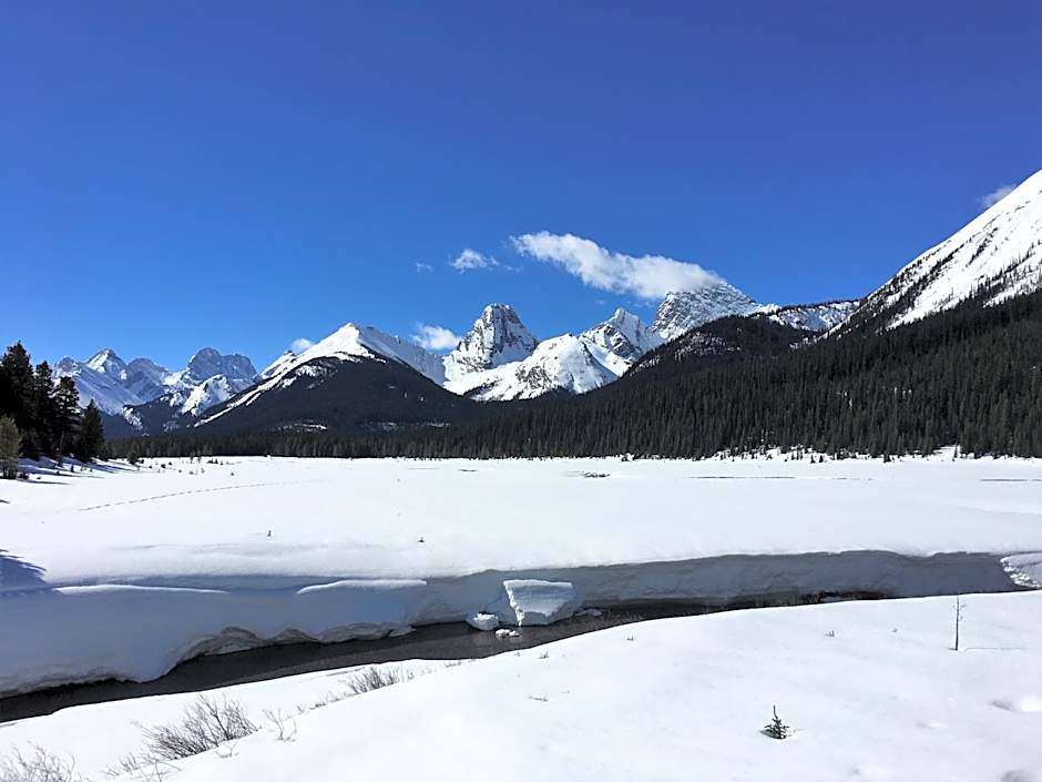 Inviting Rocky Mountain HOT TUB in Top Rated Condo managed by Little Sister Getaways