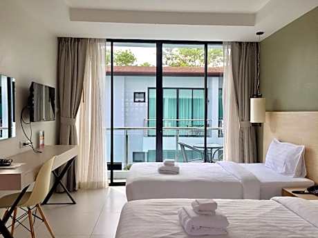 Deluxe Pool View Twin Bed