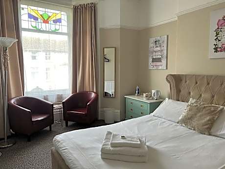 Classic-King-Ensuite With Shower-Landmark View