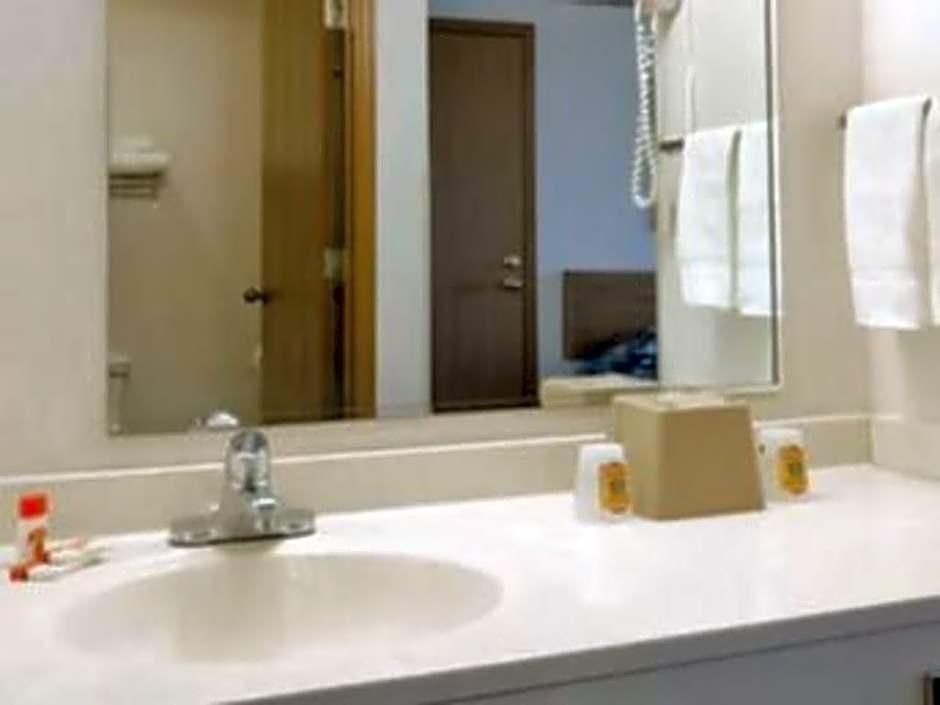 Super 8 by Wyndham Beloit