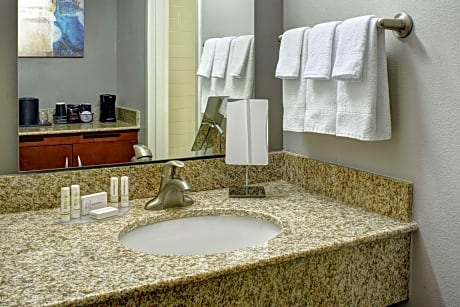Deluxe - Two Queens - Mobility/Hearing Accessible - Tub