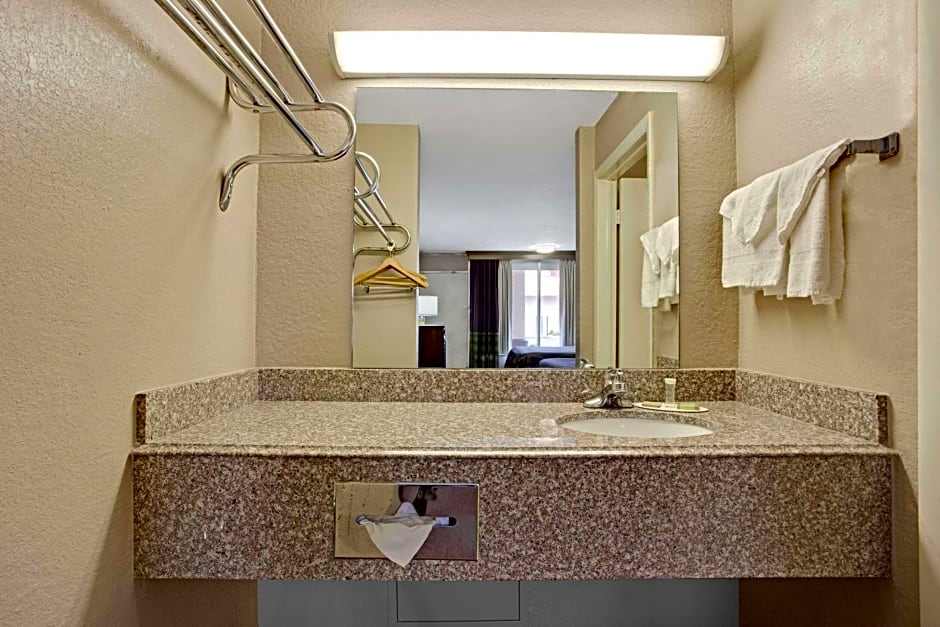 Super 8 by Wyndham Oklahoma/Frontier City