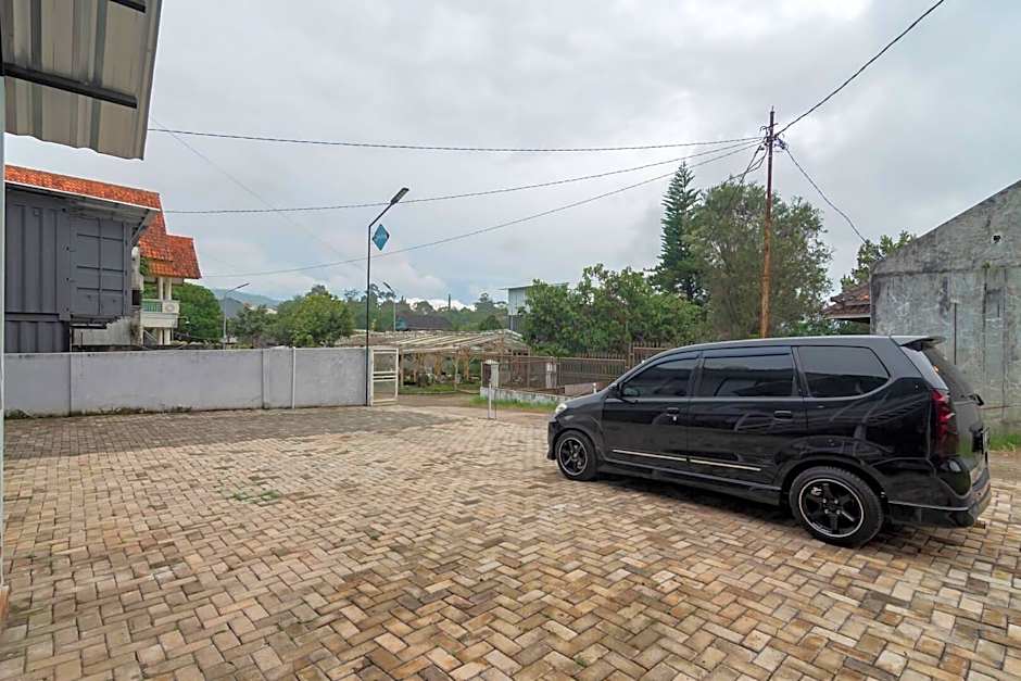 RedDoorz Plus near Lembang Park & Zoo
