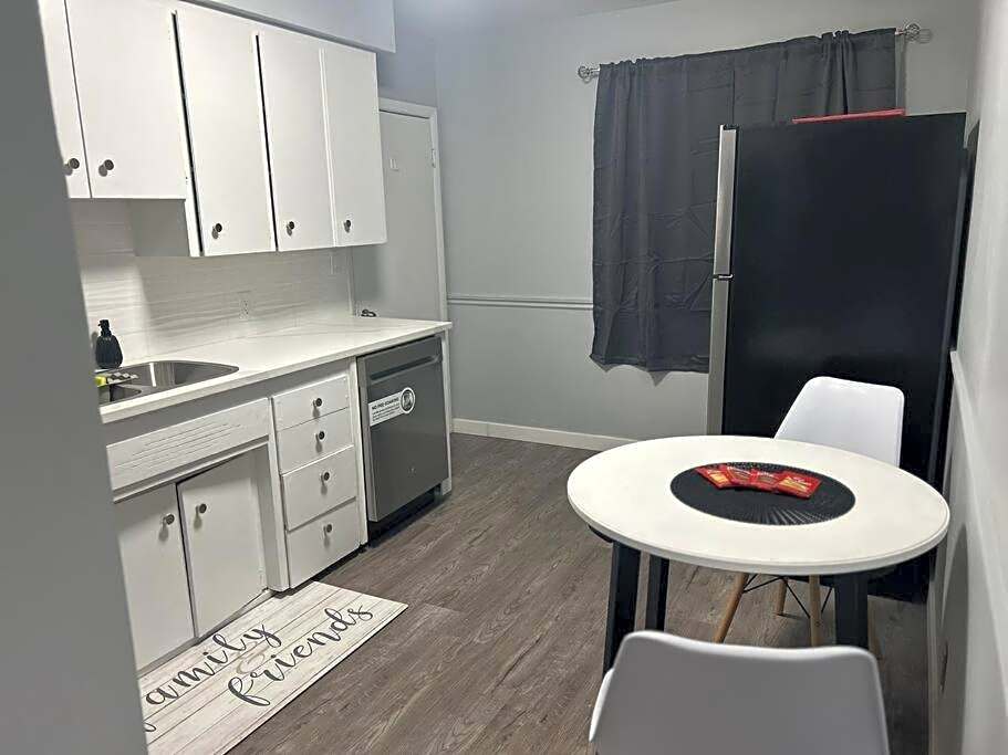 Cute Highland Park Upper B Unit