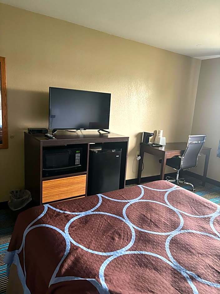 Photo 1 of 6 of 1 Queen Bed, Mobility Accessible