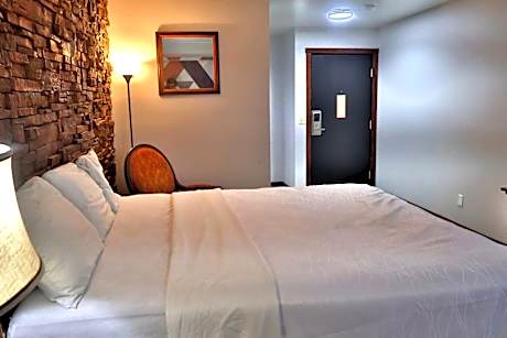 1 King Bed Non-Smoking