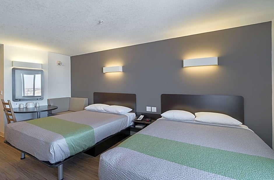 Studio 6 Bruderheim, AB