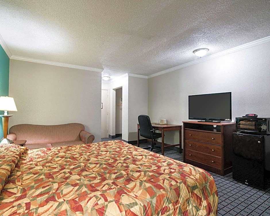 Rodeway Inn Syracuse Carrier Circle