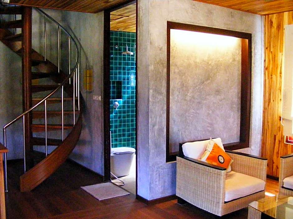 Baan Banyan Villa, wood house short walk to Mae Nam beach