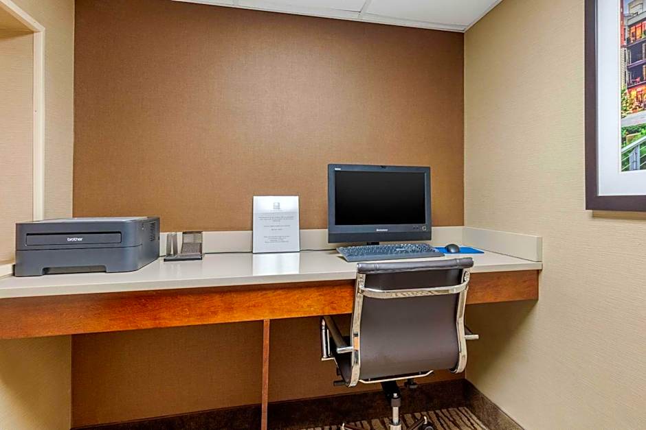 Comfort Inn & Suites Hamilton Place