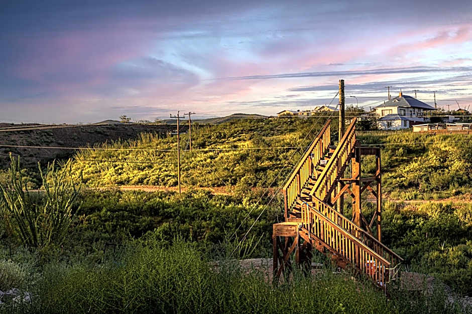 -Pet Friendly- Miners Cabin #5 -Two Double Beds - Private Balcony