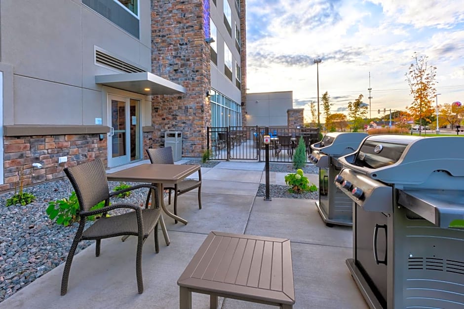 Holiday Inn Express and Suites Eau Claire West I-94 By IHG