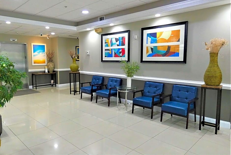 Days Inn & Suites by Wyndham Savannah North I-95