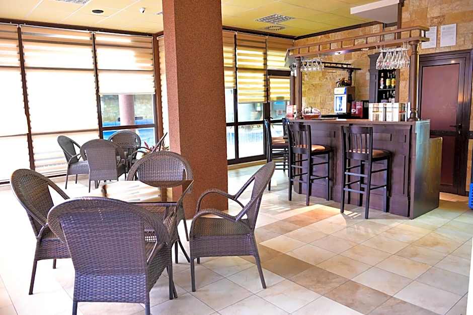 Royal Bansko - Family Apart Hotel With All Inclusive Light or HB&Drinks and Hot Pool & Jacuzzis