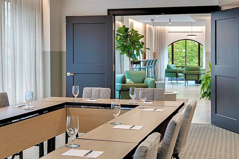 Flat Iron Hotel