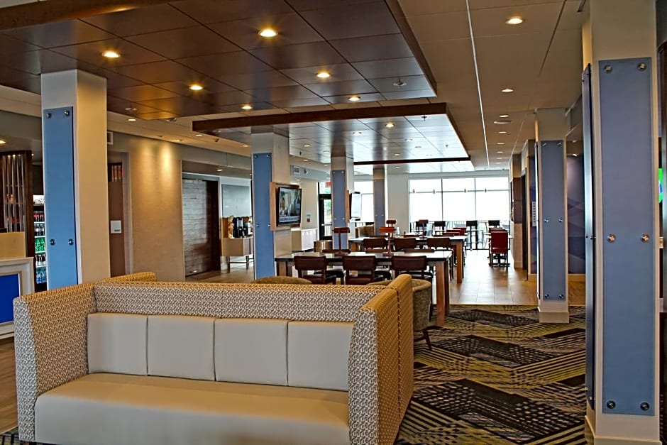 Holiday Inn Express & Suites St. Louise South I-55 By IHG