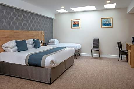 Superior Family Room with One King and Two Single Beds and Kitchenette - Non-Smoking