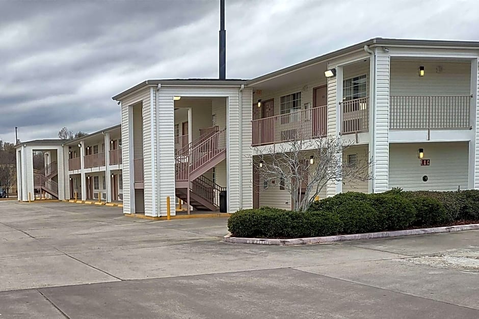 Carom Inn a Travelodge by Wyndham Denham Springs-Baton Rouge