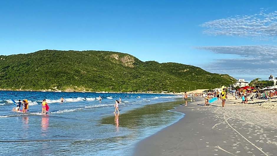 Passos da praia c/ piscina apto iluminado e novo
