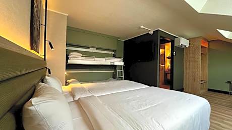 Standard Room - 1 Queen Bed 2 Bunk Beds