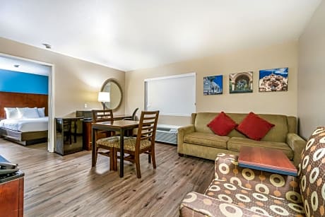 2 Queen Beds Separate Living Room Deluxe Suite Non-Smoking