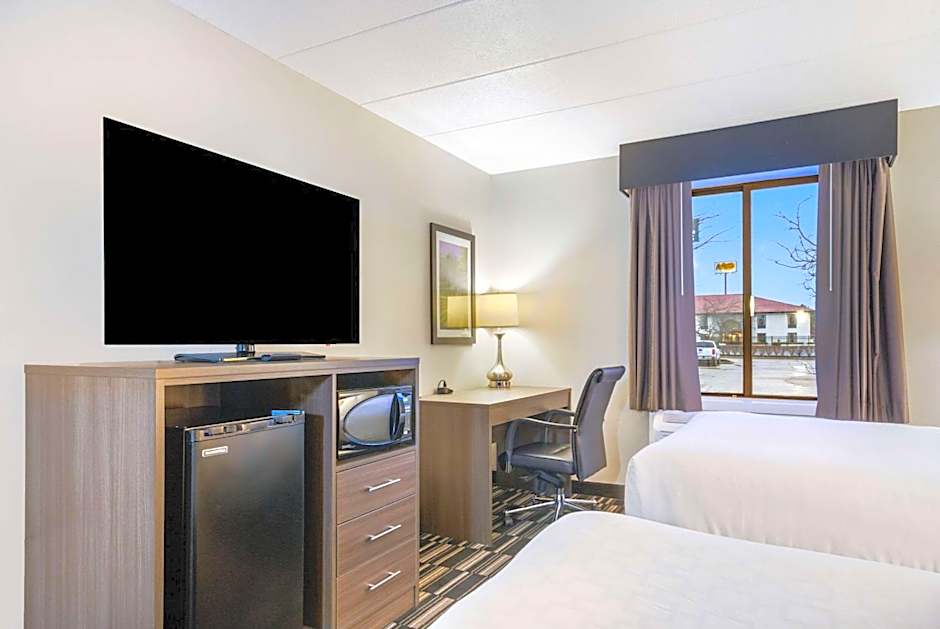 Clarion Pointe Richmond North Near University