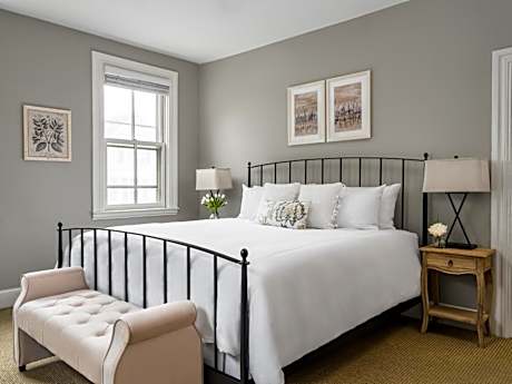 Deluxe King Suite