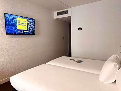Standard Room with two single beds
