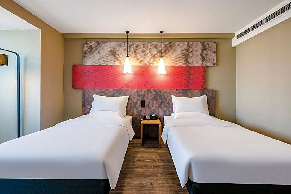 ibis Luoyang Baolong Square Hotel