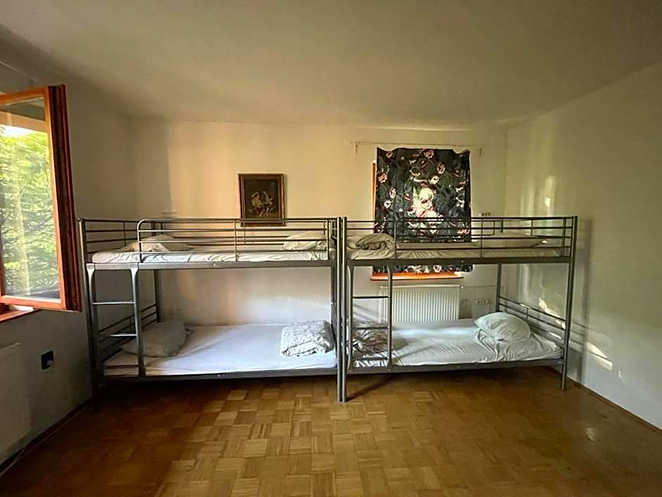 Balazs Guesthouse - in a green area, with our own garden - next to Metro 4 station