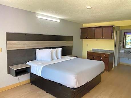 King Room - Accessible/Non-Smoking