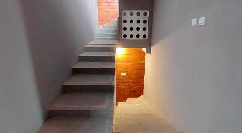 RedDoorz near Graha Saba Buana 2