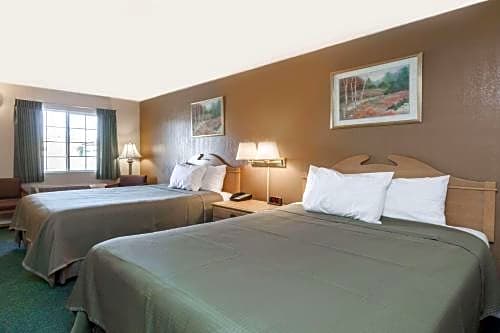 Howard Johnson by Wyndham Bakersfield