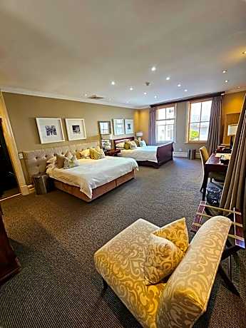 Deluxe Family Suite