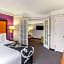 La Quinta Inn & Suites by Wyndham Raleigh Durham International Airport