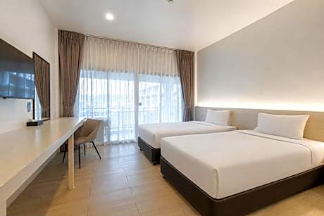 Deluxe Renovated Pool View with Balcony